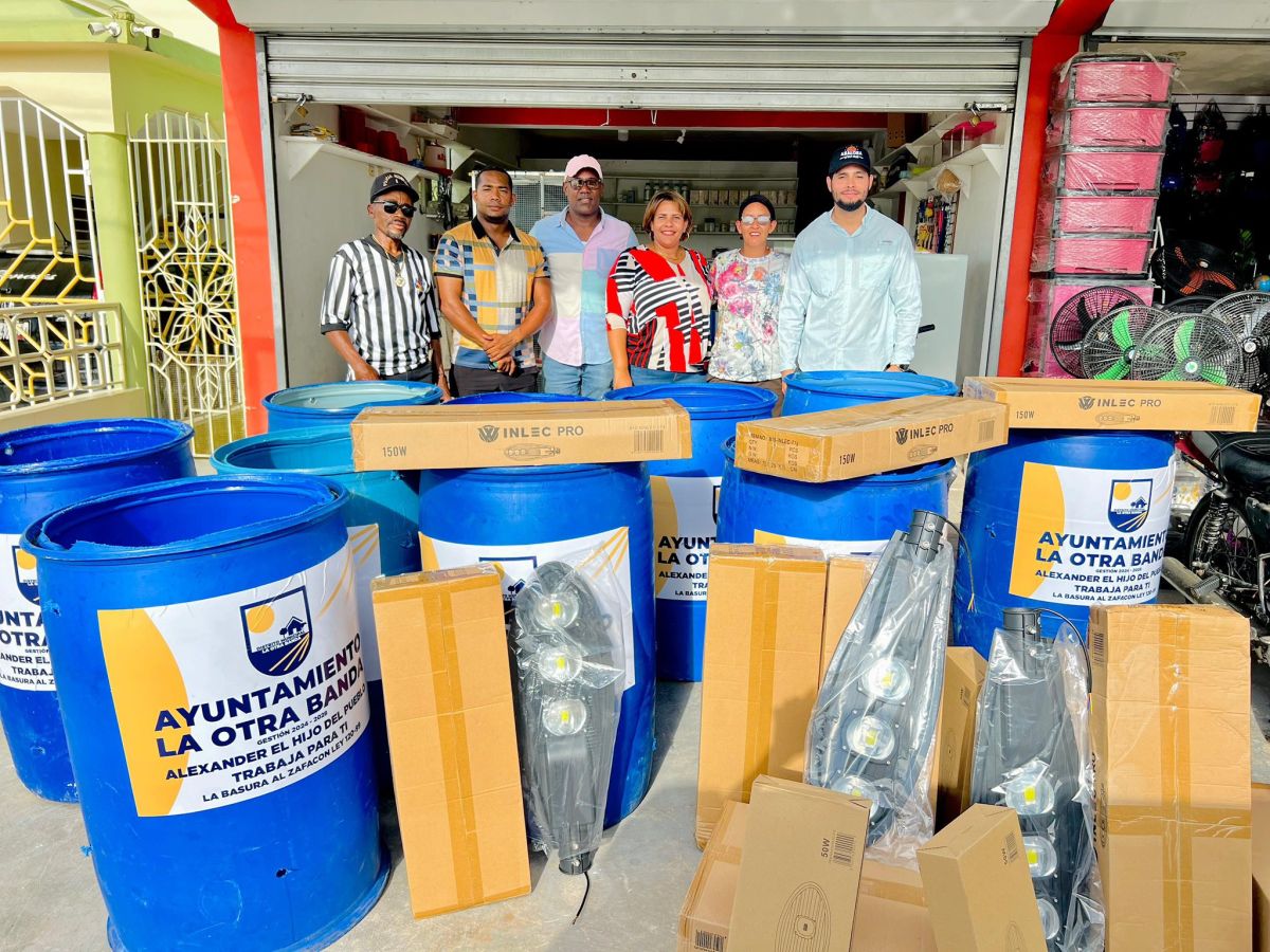 Alexander Rodríguez entrega lámparas y recipientes de reciclaje en el sector La Cancha