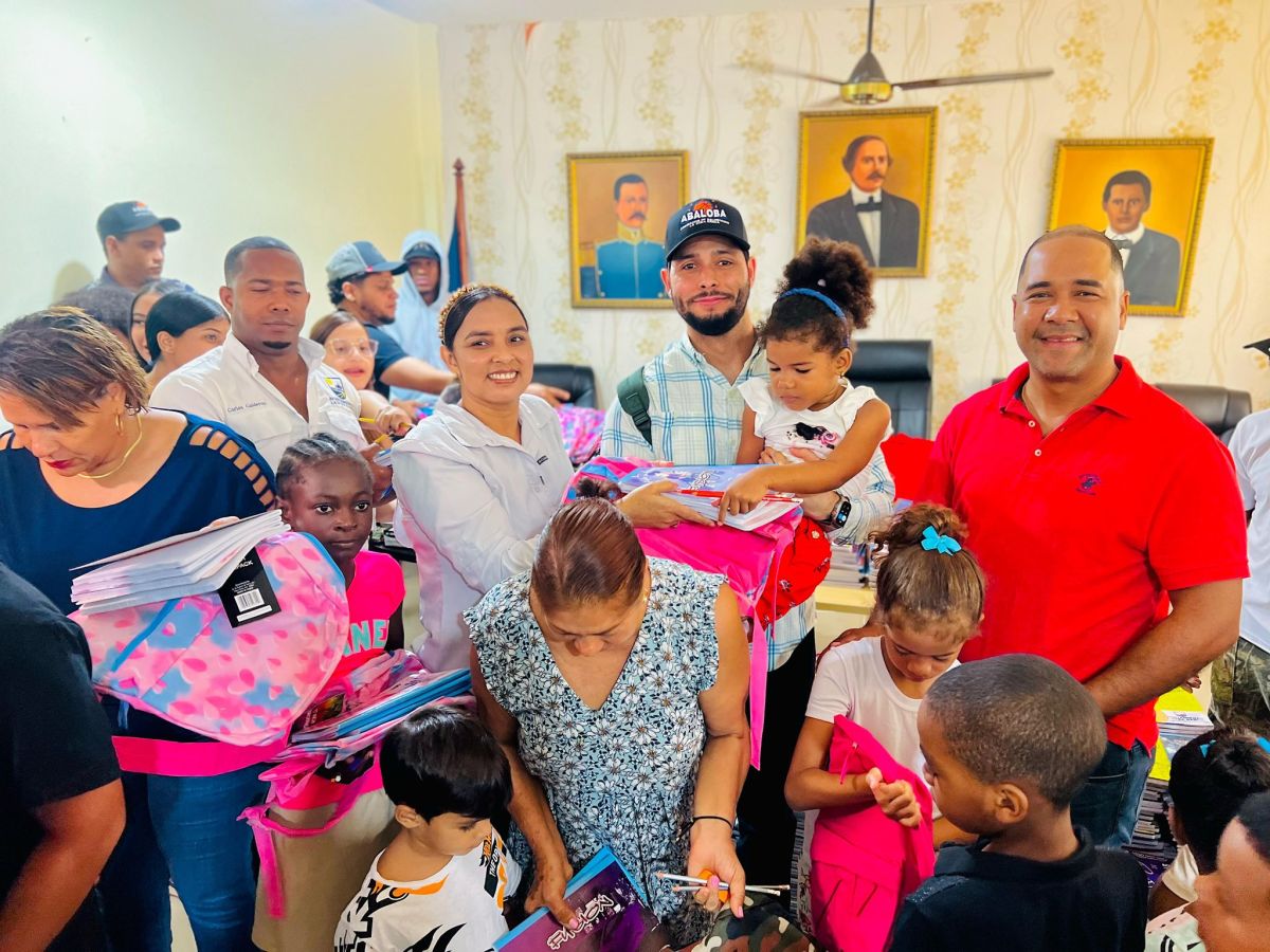 Se entregan útiles escolares a cientos de niños de escasos recursos en La Otra Banda