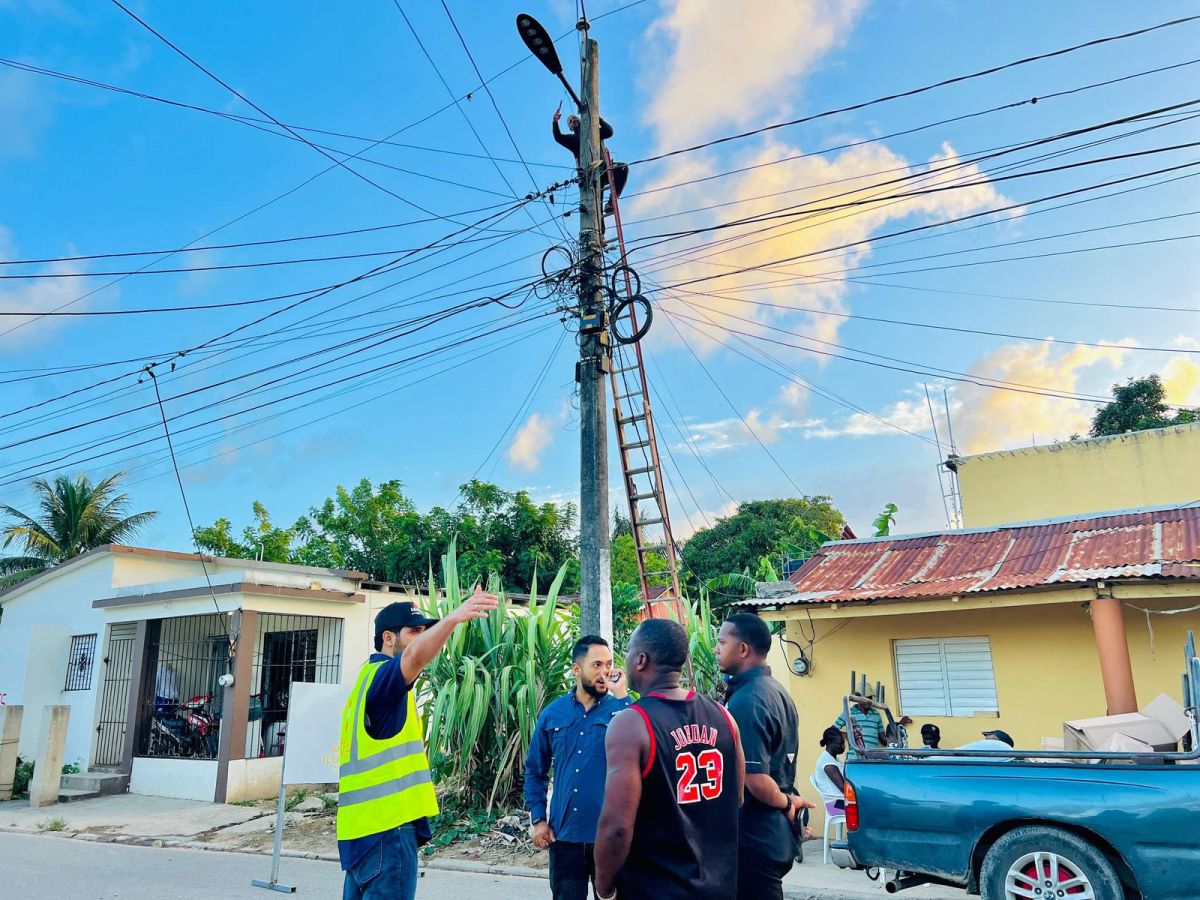 Programa "Pueblo Iluminado" beneficia a más de ocho sectores en La Otra Banda