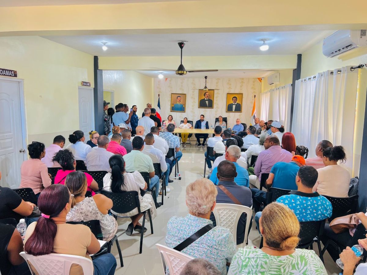 Ayuntamiento de La Otra Banda y comunitarios exigen a Edeeste soluciones definitivas a los constantes apagones