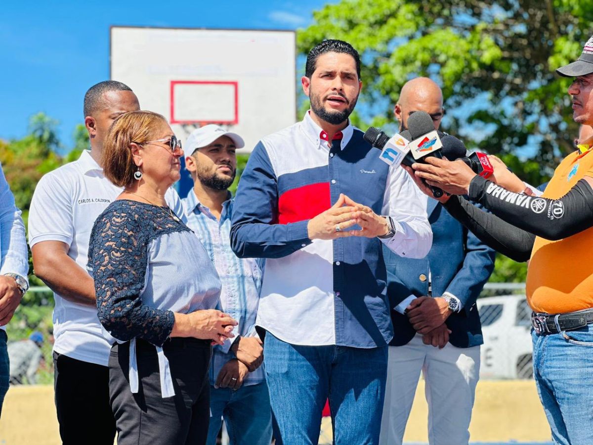 Ayuntamiento de La Otra Banda da el "Gran Picazo" para el remozamiento de la cancha del Km 5