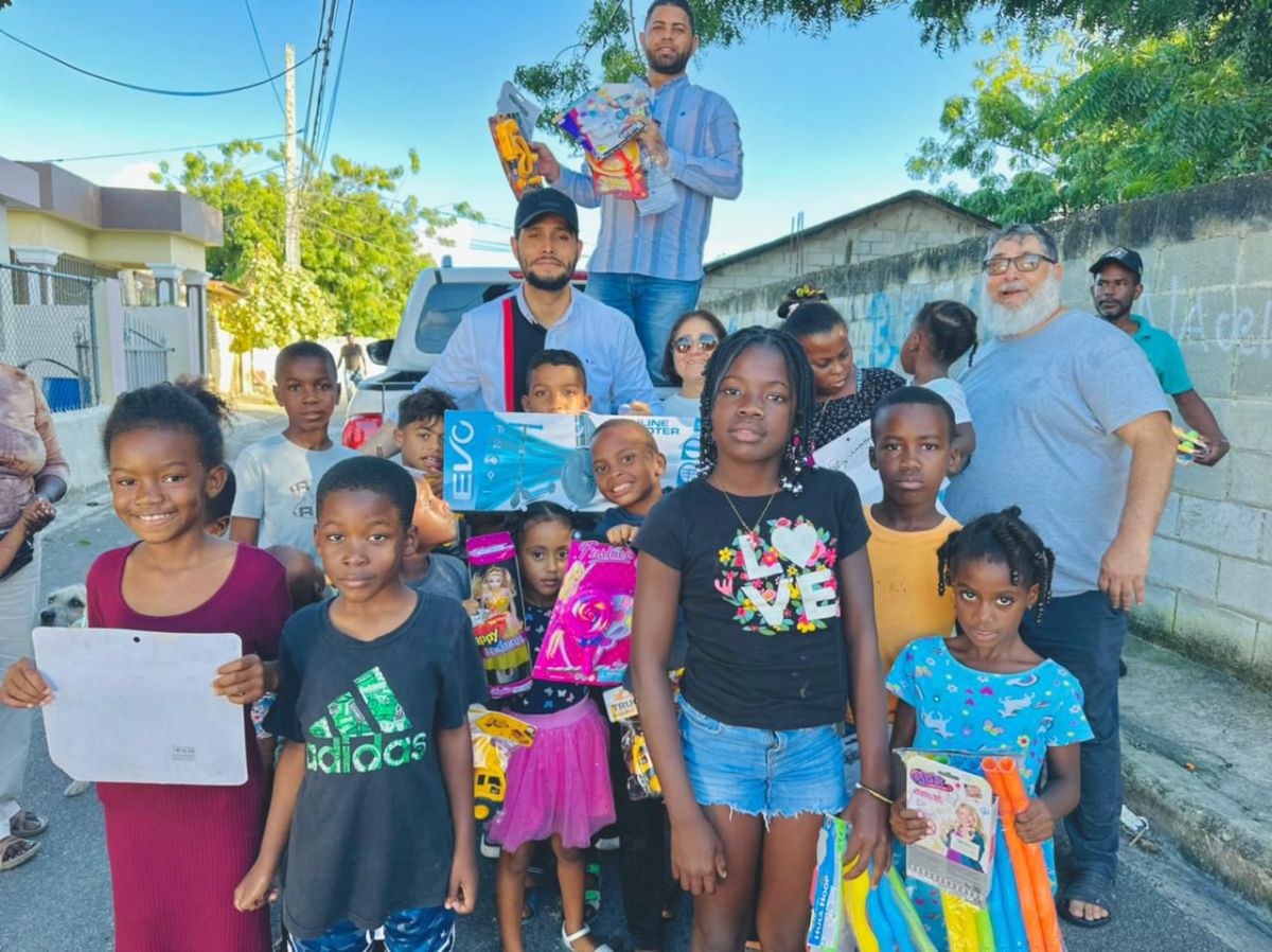 Alexander “El Hijo del Pueblo” realiza emotiva jornada de entrega de juguetes en sectores de La Otra Banda.