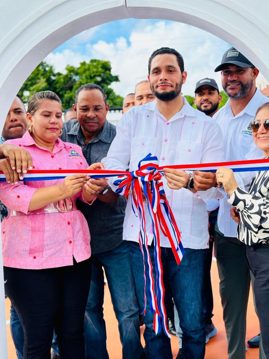 Alexander “El Hijo del Pueblo” hace historia en La Otra Banda con la entrega de dos canchas totalmente remozadas.